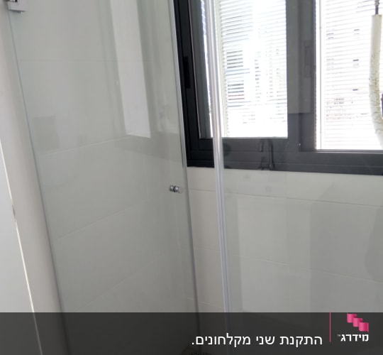 מקלחון זכוכית פינתי מותקן עם דלת צירים וידית מתכת